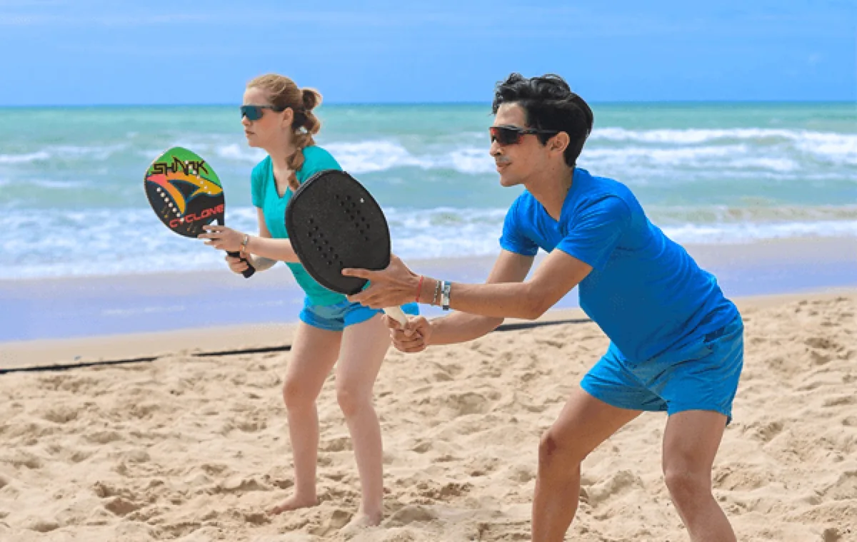 Casal aproveitando atividade na praia